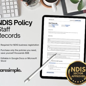 Könnte beinhalten: Ein Tablet zeigt ein Dokument mit dem Titel "Staff Records" und dem Text "NDIS Sector Approved" in einem goldenen Kreis mit Sternen. Das Dokument ist eine Richtlinie für Personalakten, die für die NDIS-Geschäftsregistrierung erforderlich sind. Der Text "caresimple." befindet sich in der linken unteren Ecke des Bildes.