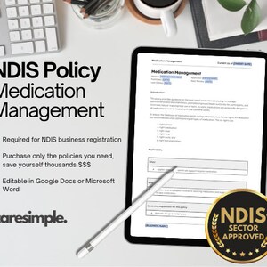 Peut inclure: Une tablette blanche affichant un document intitulé "Gestion des médicaments" avec le texte "NDIS Sector Approved" dans un sceau doré en bas à droite. La tablette est sur une surface blanche avec un stylet blanc et un clavier.