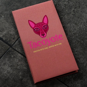 Roze stoffen wijnkaartmap: drankkaarthouder met logo