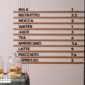 Wandgemonteerd eikenhouten letterbord: verwisselbaar menubord voor coffeeshop