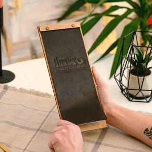Tablero de menú de madera con cubierta de cuero adecuado para lista de vinos, cubierta de menú con relieve, carpeta de menú de restaurante, cubierta de menú personalizada de cuero
