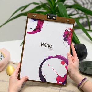 Tablero de menú personalizado de tapa dura: soporte de menú de madera grabado a medida para restaurantes, bares, cafeterías y establecimientos de hostelería.