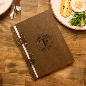 Couvre-menu artisanal en contreplaqué avec charnières en laiton | Support de menu gravé personnalisé pour restaurants