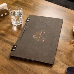 Porte-menus élégant en bois avec reliure à anneaux en métal pour une présentation de menu de restaurant élégante et durable