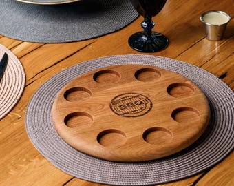 Round Oak Shot Serving Board for Bar | 8 Shot Glass Tasting Tray with Center Engraving | Restaurant Hospitality Serveware