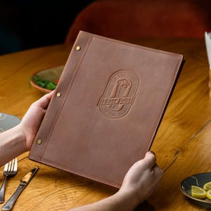 Porte-menu personnalisé avec logo embossé, porte-menu restaurant sur mesure, couverture gravée carte des vins, porte-menu élégant pour bars
