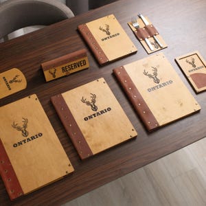 Conjunto de hospitalidad de madera de Ontario: portamenús, portafacturas, letrero de reserva y organizador de cubiertos para restaurantes y bares.