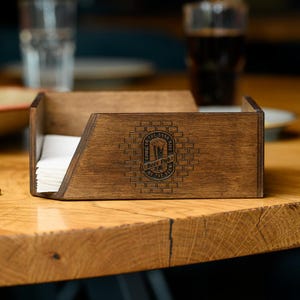 Porta tovaglioli da pranzo in legno inciso, distributore di tovaglioli con logo personalizzato, supporto rustico, arredamento personalizzato per bar e ristoranti