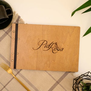 Pochette de menu paysage fixée sur une lanière de cuir, couverture de menu en bois avec gravure, support de menu pour restaurant, tableau de menu en bois, carte de boissons