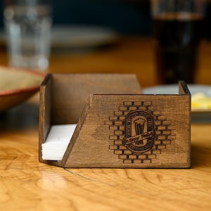 Hölzerner Cocktail-Serviettenhalter mit individuellem Logo, Serviettenspender mit Gravur, rustikaler Serviettenhalter aus Holz für Bar, Café oder Restaurant