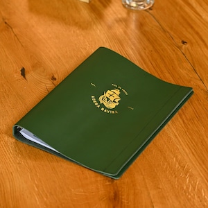 Carpeta de menú en cuero (A4/US Letter): Cubierta restaurante con logo, carpeta carta de vinos, folio personalizado