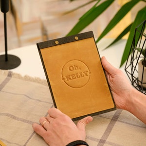 Drewniana tablica menu ze skórzaną okładką, okładka menu z tłoczeniem, schowek na menu restauracyjne, tablica menu na wymienne arkusze