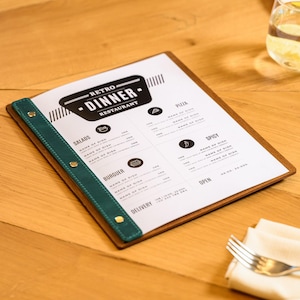 Op de afbeelding: Een set van drie keramische mokken met een gespikkelde, matte afwerking. De mokken zijn in de kleuren crème, lichtgrijs en donkergrijs. Elke mok heeft een eenvoudig, minimalistisch ontwerp, perfect voor koffie of thee.