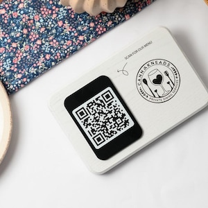 Acryl QR-menuhouder met houten basis