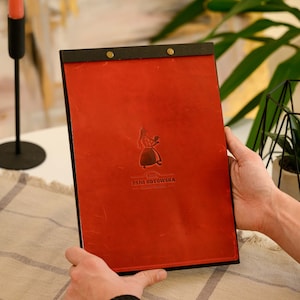 Tablero de menú con cubierta de cuero adecuado para tamaño carta de EE. UU./A4, cubierta de menú con relieve, menú de restaurante, cubierta de menú de cuero personalizada