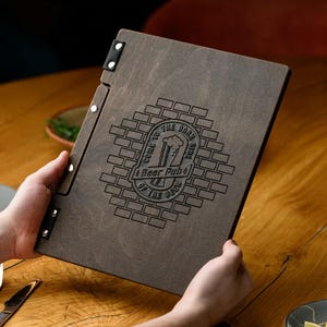 Porte-menu à couverture rigide pour feuilles interchangeables, gravure bois personnalisée, parfait pour restaurants et tableaux de menus