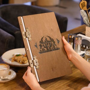 Couverture de menu en bois avec charnières, support de menu rustique, couverture en bois faite main, couverture de menu de restaurant durable, vaisselle de café personnalisable