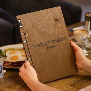 Drewniana teczka na menu na wymienne arkusze, spersonalizowane logo do przechowywania menu w restauracji, okładka menu z logo i personalizacją, markowa tablica menu