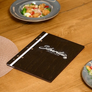 Drewniana teczka na menu, kolorowy grawerowany uchwyt na menu z logo, spersonalizowana okładka na menu napojów, spersonalizowane drewniane menu, restauracja, bar, kawiarnia