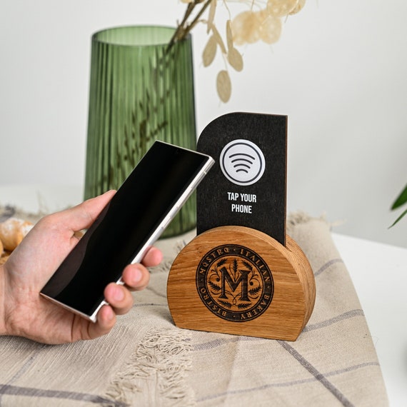 Oak NFC Tag and QR Code Restaurant Sign with Replaceable Plate