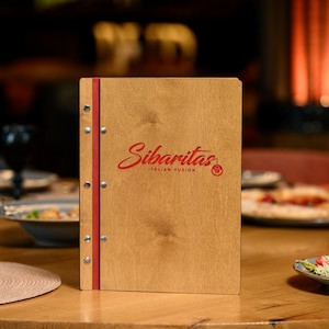 Elegante capa de menu de madeira com logotipo gravado em cores vibrantes – perfeita para restaurantes, cafeterias e estabelecimentos gastronômicos sofisticados