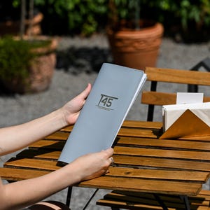 Protège-menu en cuir personnalisé avec planche de fixation, idéal pour cartes des vins de restaurant et porte-menu avec logo en relief