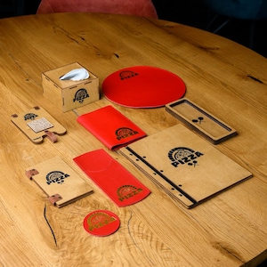Juego de accesorios para pizzería: Portamenús de madera con logotipo, portacubiertos, portacheques y cartera para camareros, mantel individual de cuero.