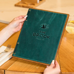 Tablero de menú de madera con cubierta de cuero y cierre de goma: soporte moderno para menús de restaurantes, cafeterías y hostelería