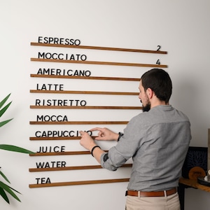 Placa de letras marrom com letras brancas, pretas e HDF – Placa de menu suspensa para cafés, restaurantes, bares, lojas e decoração de parede para casa