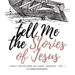 Könnte beinhalten: Schwarz-weiß-Illustration eines Bootes am Strand mit dem Text "tell me the Stories of Jesus" in Rosa und Schwarz. Der Text "Family Devotions on Jesus' Ministry - Vol. 1 by Hannah Hernandez" befindet sich unter der Illustration.
