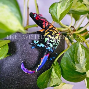 Black Rainbow Crested Gecko Pot Pal Figurine | Hand Painted Reptile | House Plant Pot Decor | Realistic & Detailed Handmade Art