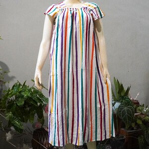 Balinesisches gestreiftes Hauskleid - Einfache, leichte und bequeme Loungewear für einen entspannten Alltagsstil, inspiriert von Balis Eleganz