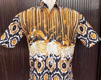 Camisa batik hecha a mano: Top étnico de algodón de manga corta para hombre