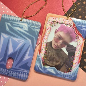 Porte-cartes photo en acrylique Pâtisserie aux fraises | Accessoire de support pour PC Kpop