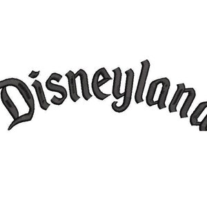 Può includere: Testo stilizzato in bianco e nero che recita "Disneyland" in un font gotico.