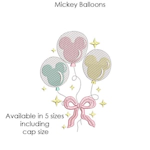 Może przedstawiać: Haftowany wzór przedstawiający trzy balony w kształcie Myszki Miki w pastelowych kolorach: różowym, miętowym i żółtym. Różowa kokarda i gwiazdki zdobią dół balonów. Tekst brzmi "Mickey Balloons" i "Available in 5 sizes including cap size."