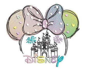 Peut inclure: Un nœud rose et bleu pastel à pois blancs et un contour noir. Le nœud est sur un contour noir et blanc du château de Cendrillon avec des feux d'artifice. Le texte "DISNEY" est écrit en arc-en-ciel en dessous du château.