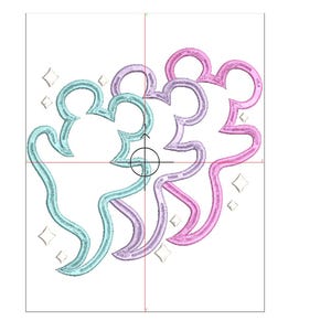 Puede incluir: Un dise&ntilde;o de bordado que presenta tres figuras superpuestas con forma de fantasma en azul claro, morado y rosa. Cada fantasma tiene una cabeza redondeada y un cuerpo ondulado. Peque&ntilde;as estrellas de cuatro puntas se dispersan alrededor.