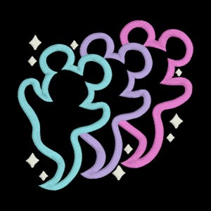 Puede incluir: Un dise&ntilde;o de bordado que presenta tres contornos superpuestos con forma de fantasma en azul claro, lavanda y rosa. Cada fantasma tiene orejas redondeadas y una cola fluida. Peque&ntilde;as estrellas blancas de cuatro puntas est&aacute;n dispersas.