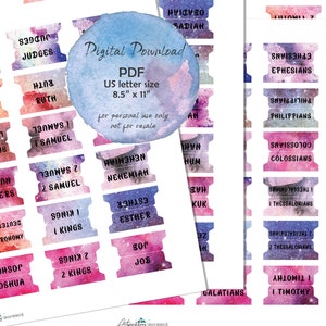 Op de afbeelding: Een set afdrukbare tabbladen voor Bijbelboeken met een galaxy-ontwerp. De tabbladen zijn in verschillende kleuren, waaronder roze, paars, blauw en groen. De tekst op de tabbladen is zwart en bevat de namen van de boeken van de Bijbel.