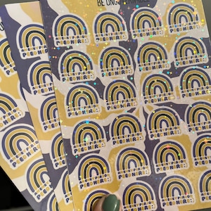 endoor stickervel een niet-binair persoon was hier be onbestuurbaar holografische holo LGBTQ-ondersteuning NB kindervel met 24 stickers
