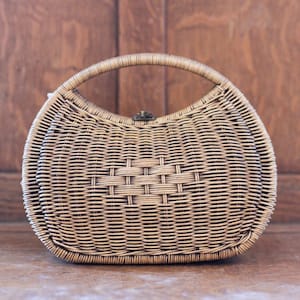 Elegantly Handcrafted Half-Moon Rattan Purse Handbag for Women - Unique Artisanal Accessory reflecting Tradition and Modern Elegance