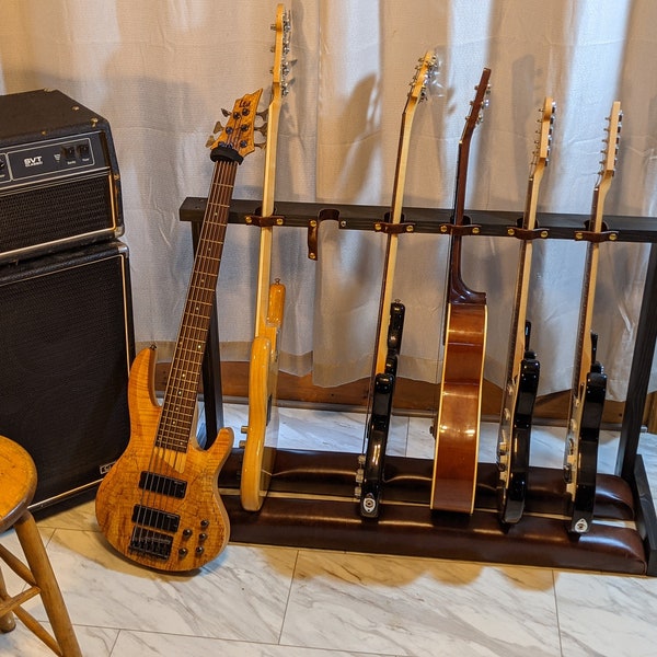 Gitarrenständer aus Holz mit italienischen Lederkissen | Individuelles schiefes Multi-Gitarren-/Bass-Rack | Gitarrenhalter, handgefertigt in den USA