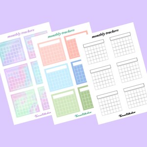Op de afbeelding: Drie printbare vellen met maandelijkse trackers. Het eerste vel heeft pastelkleurige kalenders met een verloop. Het tweede vel heeft pastelkleurige kalenders met een rasterpatroon. Het derde vel heeft zwart-witte kalenders met een rasterpatroon. Alle vellen hebben de tekst "monthly trackers" en "TimeandStudio" onderaan.