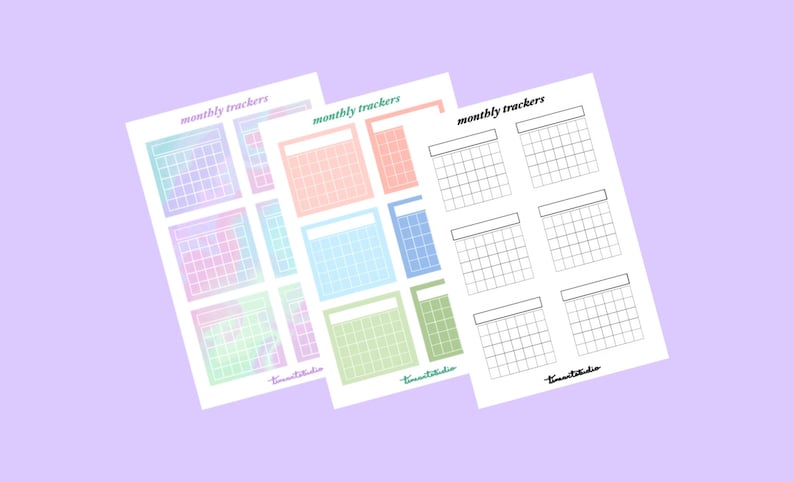 Op de afbeelding: Drie printbare vellen met maandelijkse trackers. Het eerste vel heeft pastelkleurige kalenders met een verloop. Het tweede vel heeft pastelkleurige kalenders met een rasterpatroon. Het derde vel heeft zwart-witte kalenders met een rasterpatroon. Alle vellen hebben de tekst "monthly trackers" en "TimeandStudio" onderaan.