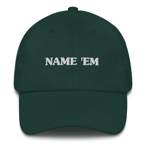 Puede incluir: Gorra de béisbol verde oscuro con visera curva. La frase "NAME 'EM" está bordada en letras blancas en la parte delantera. La gorra tiene un ajuste estructurado y un botón en la parte superior.