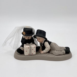 Vintage Enesco Kim Anderson Pretty As A Picture Figurine Unwrapping The Layers Of Love 2000 #703540 - Enesco Figurine - Enesco PAAP