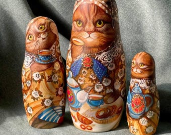 Matrioska 3 pezzi, Bambole di legno esclusive con gatti 'tea party', Bambola nidificante, Gatti di legno preferiti, Decorazione dipinta a mano, Matrioska dell'autore