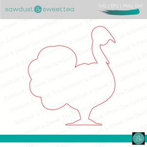 以下が含まれることがあります： 白い背景に、大きな体と長い首を持つ七面鳥のシルエットの赤いアウトライン。画像は、「sawdust & sweet tea」というテキストの繰り返しパターンで囲まれています。