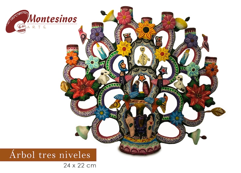 Pu&ograve; includere: Una scultura in legno a tre livelli con un design ad albero. L'opera &egrave; adornata con fiori, uccelli e figure religiose. Il testo "&Aacute;rbol tres niveles" &egrave; visibile, insieme alle dimensioni di 24 x 22 cm.